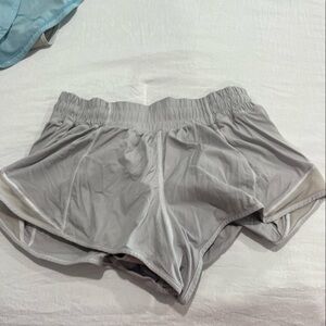 Lulu hotty hot low rise shorts 2.5”